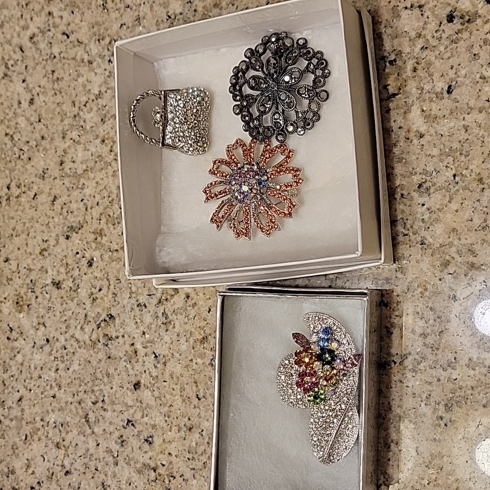 4 brooches in EUC